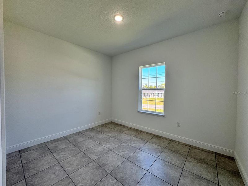 Spacious, unfurnished interior of a new home in , Citrus Springs (Image 12).