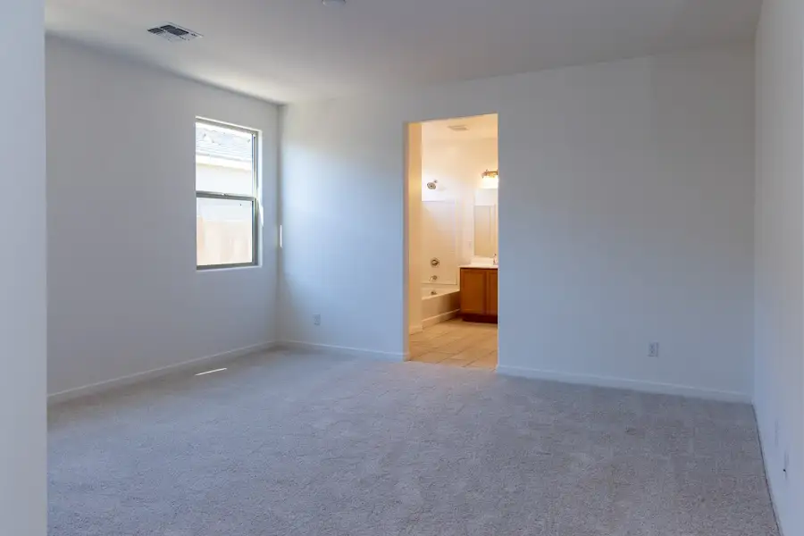 Spacious, unfurnished interior of a new home in Rancho Santa Rosa, Maricopa (Image 13).