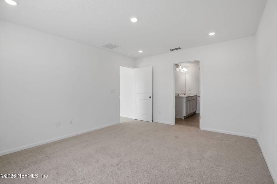 Spacious, unfurnished interior of a new home in Bellbrooke, Jacksonville (Image 13).