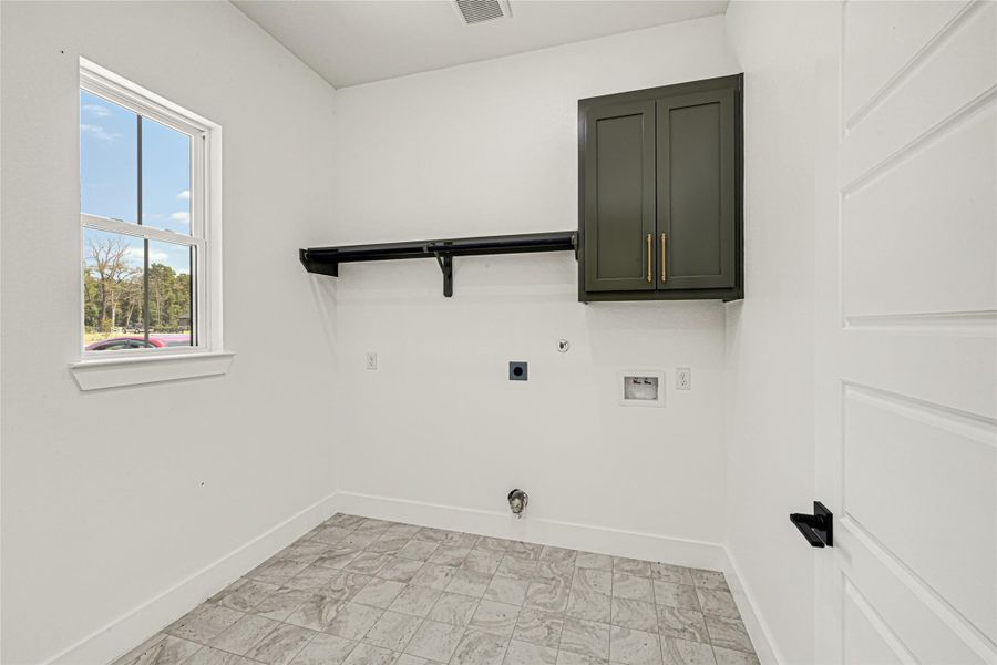 Spacious, unfurnished interior of a new home in , Conroe (Image 20).