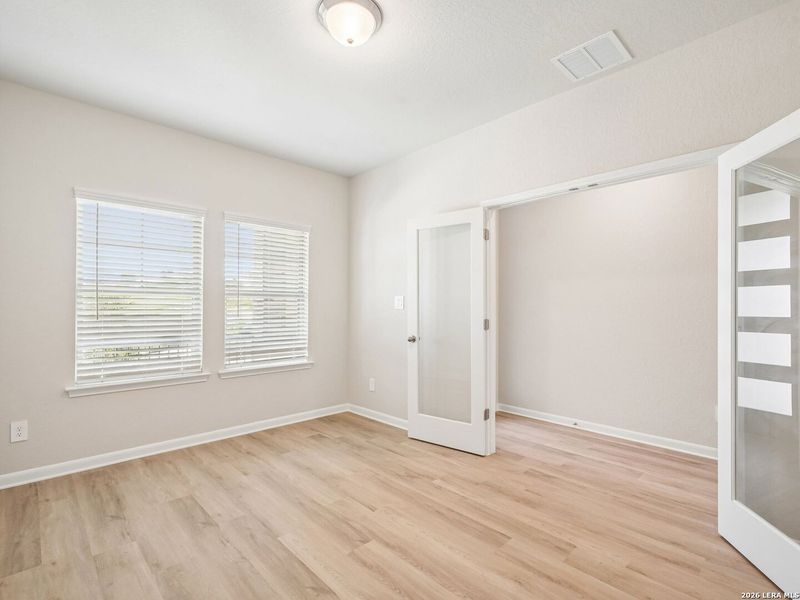 Spacious, unfurnished interior of a new home in Remington Ranch, San Antonio (Image 8).