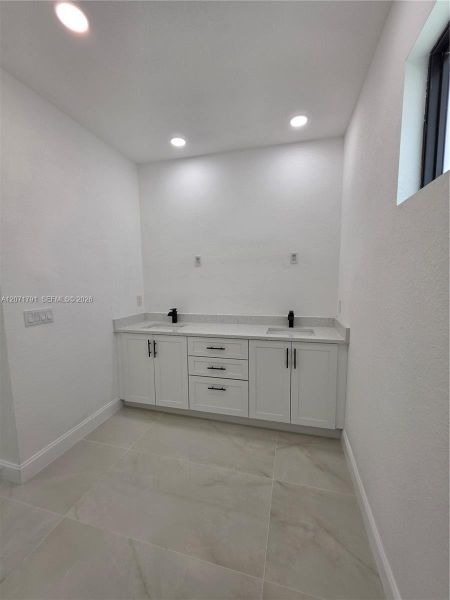 Spacious, unfurnished interior of a new home in , Lehigh Acres (Image 28).