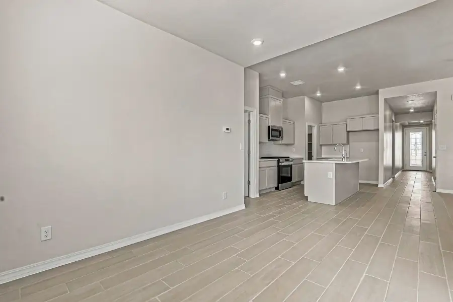 Spacious, unfurnished interior of a new home in Desert Breeze, Horizon City (Image 36).