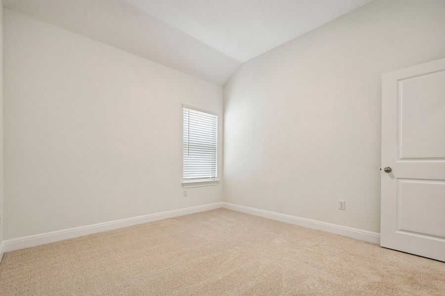 Spacious, unfurnished interior of a new home in Persimmon, Buda (Image 28).