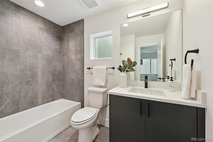 En suite bath for second bedroom