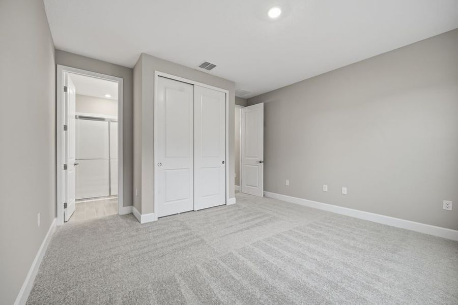 Spacious, unfurnished interior of a new home in Headwaters at Lofton Creek, Yulee (Image 31).