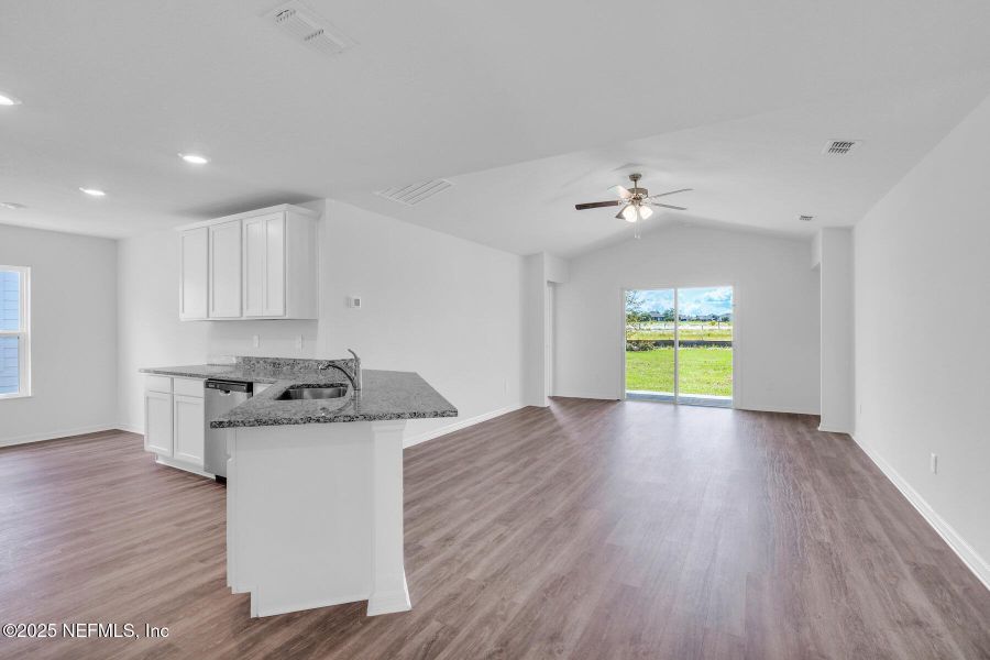 Spacious, unfurnished interior of a new home in Rolling Hills, Green Cove Springs (Image 14).