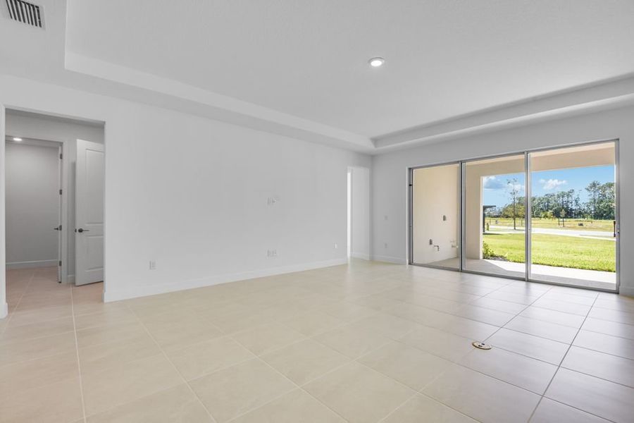 Spacious, unfurnished interior of a new home in Ardisia Park, New Smyrna Beach (Image 14).