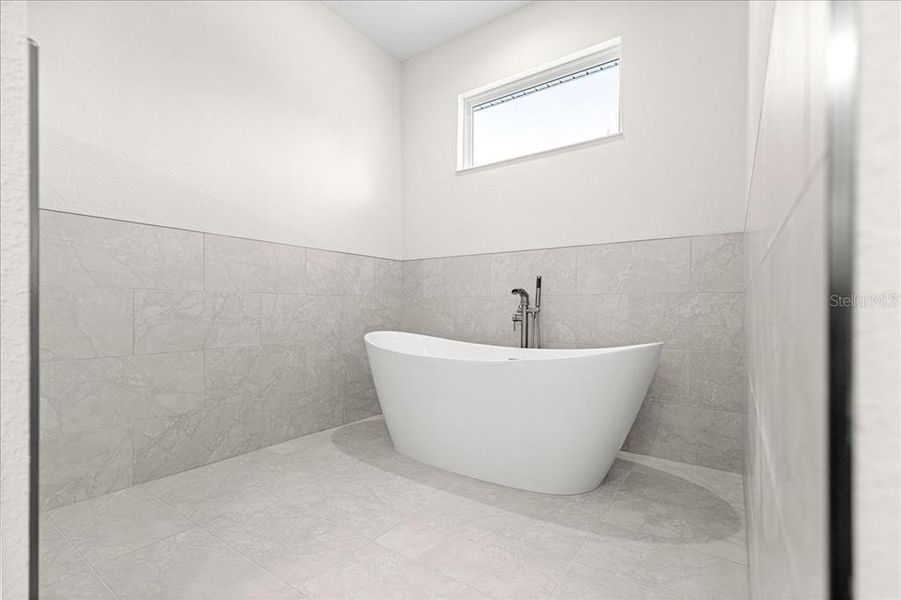 Close-up of interior finishes inside a home in , Dunnellon (Image 22).