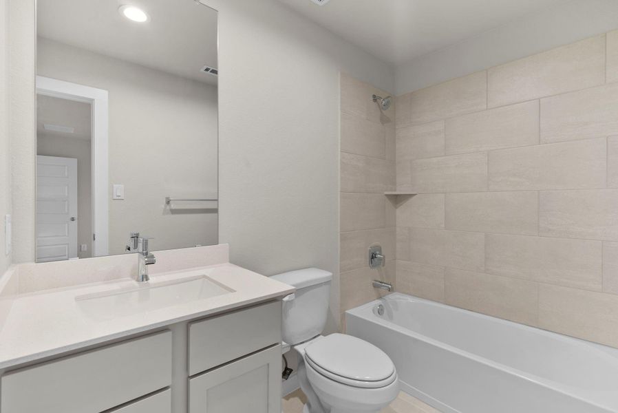 Furnished interior view inside a new home in Huntington Place, Rosharon (Image 8).