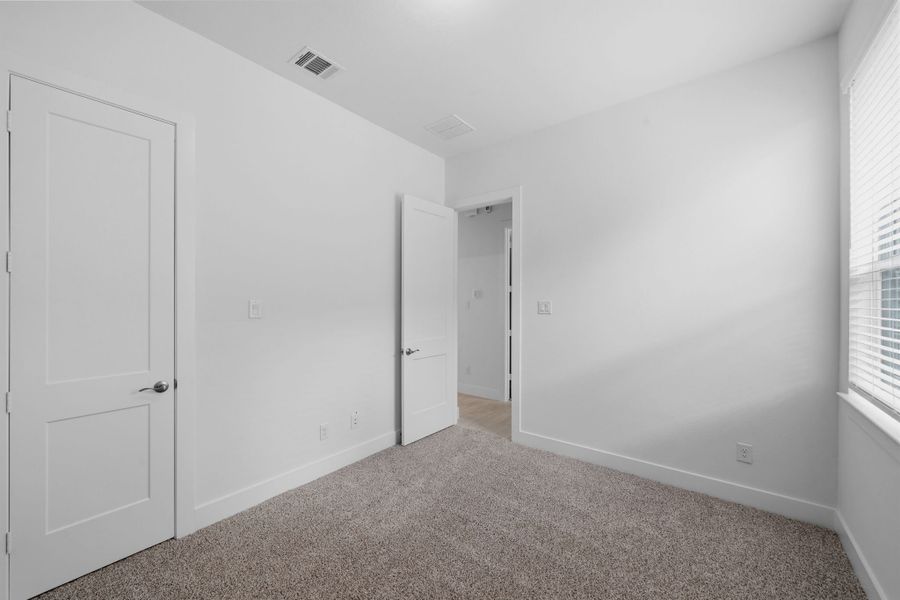 Spacious, unfurnished interior of a new home in Beacon Point, Texas City (Image 27).