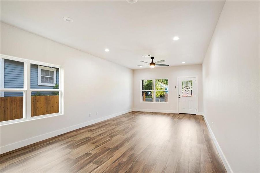 Spacious, unfurnished interior of a new home in , Sherman (Image 21).