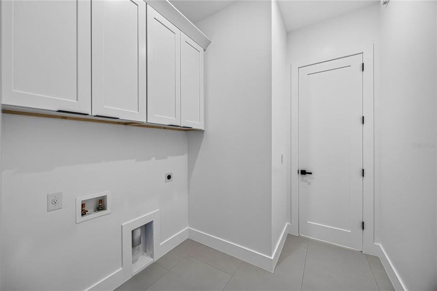 Spacious, unfurnished interior of a new home in , Port Charlotte (Image 33).