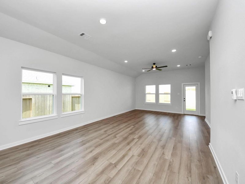 Spacious, unfurnished interior of a new home in River Ranch Meadows, Dayton (Image 21).