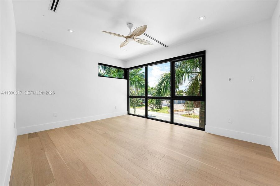 Spacious, unfurnished interior of a new home in , Fort Lauderdale (Image 53).