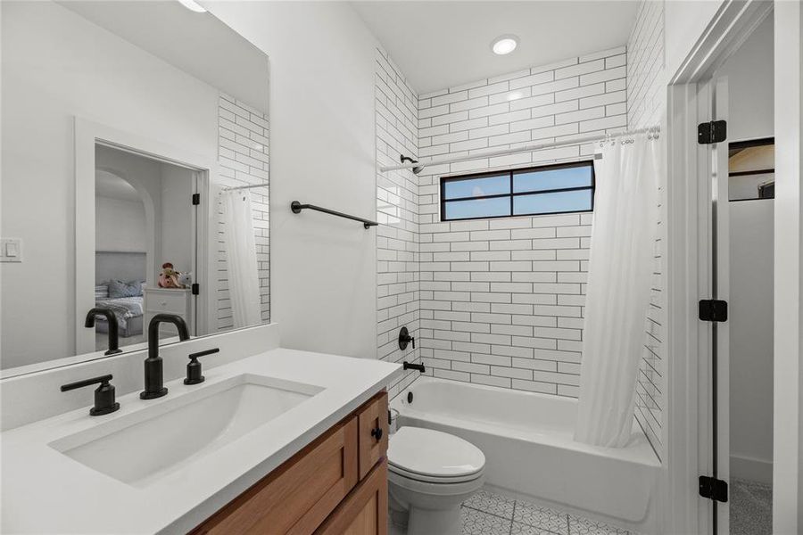 A quick look at the ensuite bath for you.