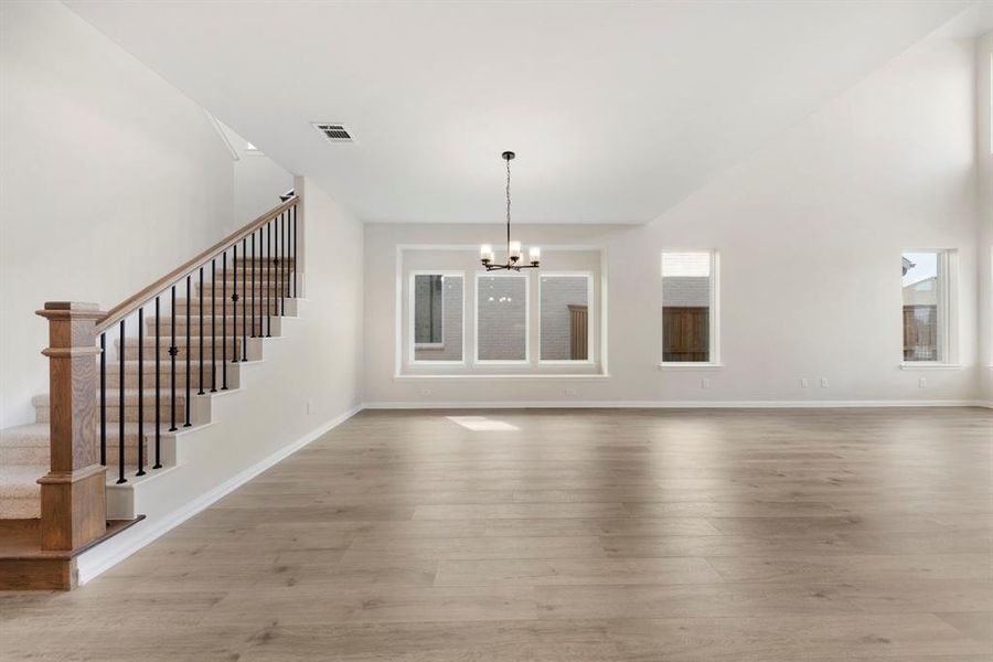 Whether it's lively dinner parties of cozy family meals, this dining room fits all occasions!