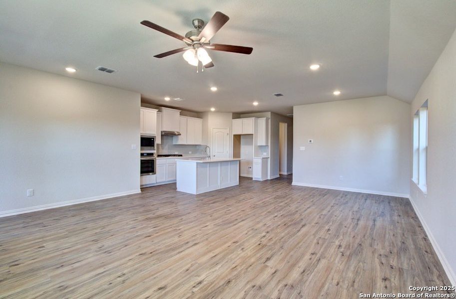 Spacious, unfurnished interior of a new home in Meyer Ranch - Enclave, New Braunfels (Image 12).