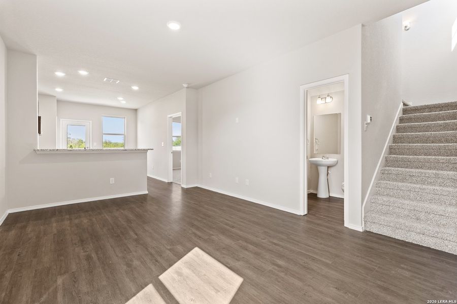 Spacious, unfurnished interior of a new home in Blue Ridge Ranch, San Antonio (Image 10).