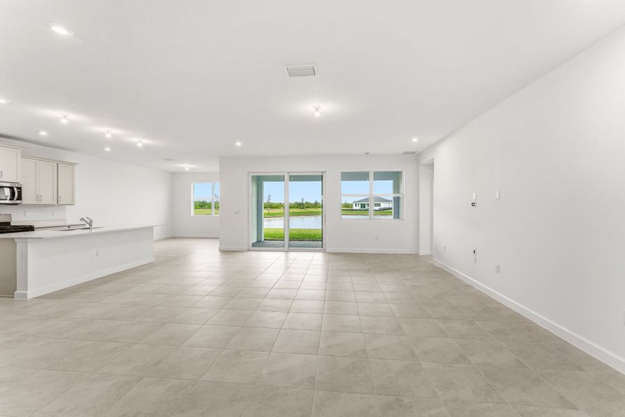 Spacious, unfurnished interior of a new home in Tradition, Port St. Lucie (Image 7).