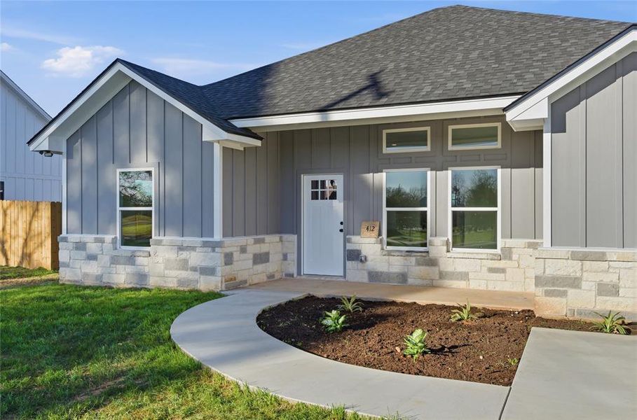 Exterior details and patio area of a home in , Bremond (Image 3).