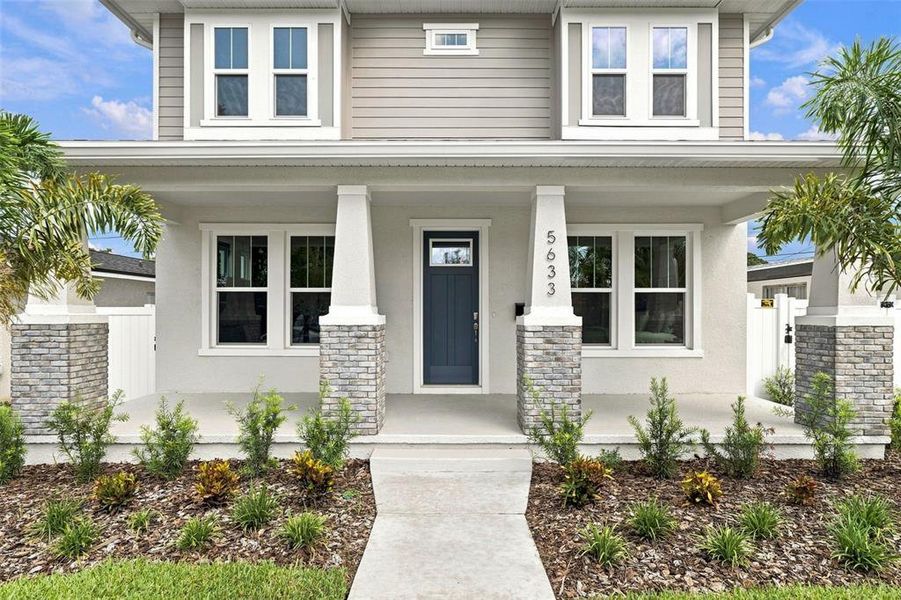 Exterior details and patio area of a home in , St. Petersburg (Image 3).