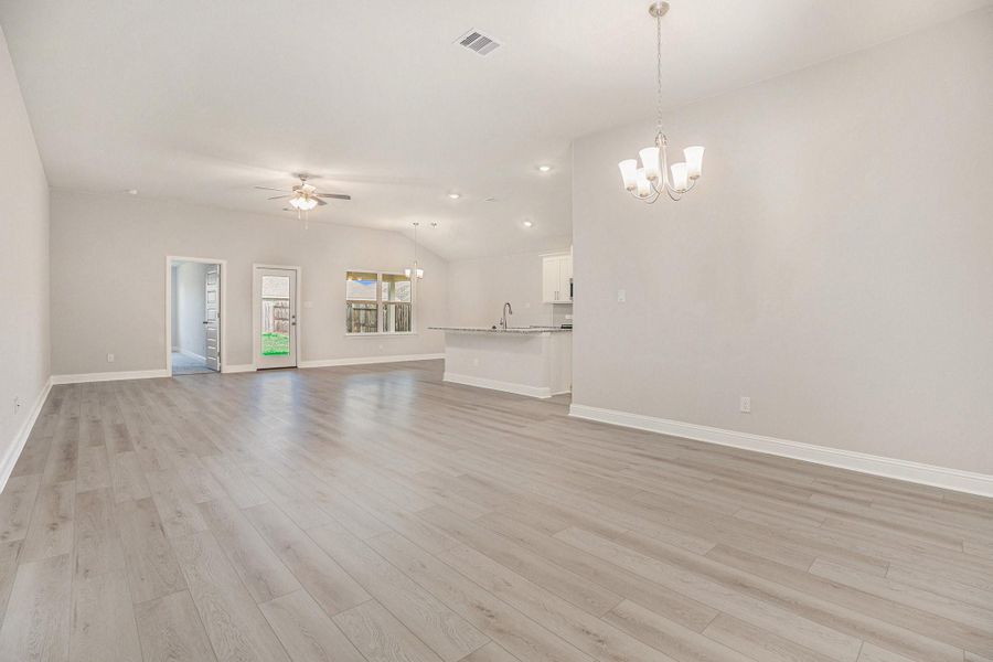 Spacious, unfurnished interior of a new home in Lago Mar, Texas City (Image 12).