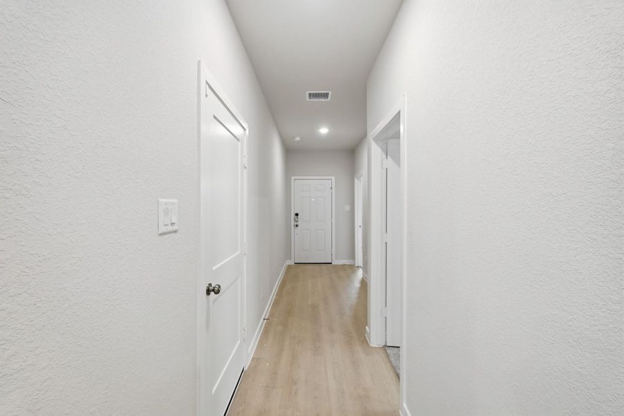 Spacious, unfurnished interior of a new home in Crockett Meadows, Conroe (Image 16).