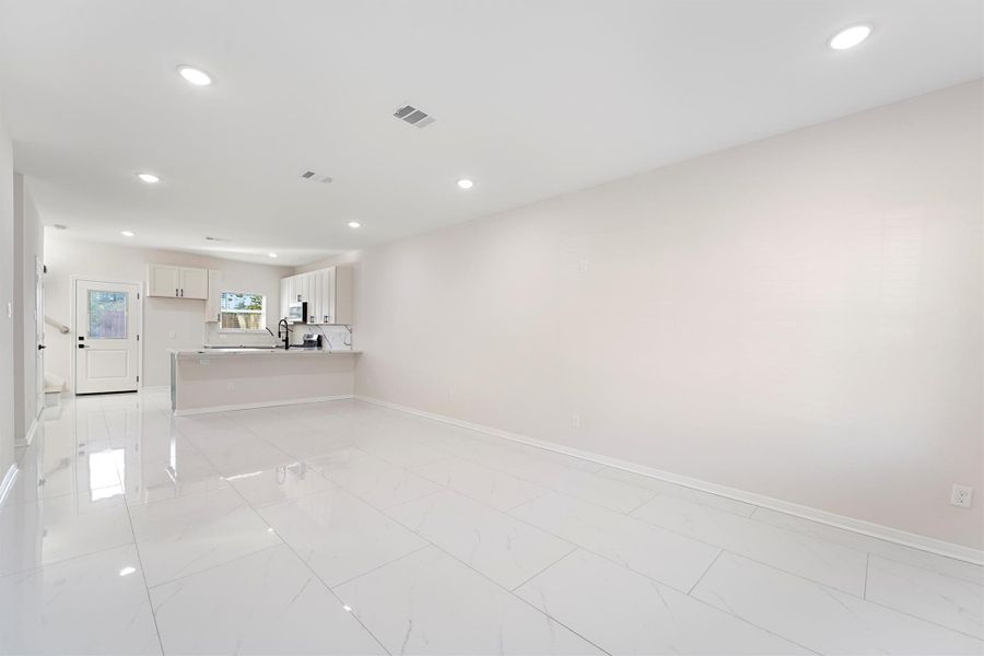 Spacious, unfurnished interior of a new home in , Houston (Image 10).