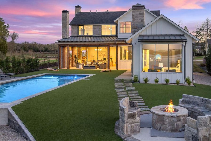 Exterior details and patio area of a home in , Malakoff (Image 20).