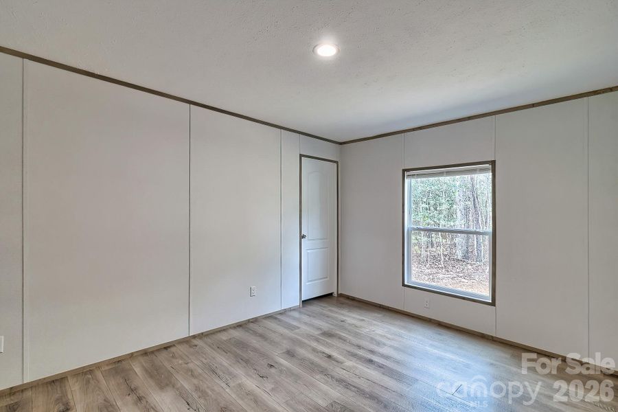 Spacious, unfurnished interior of a new home in , Kershaw (Image 35).