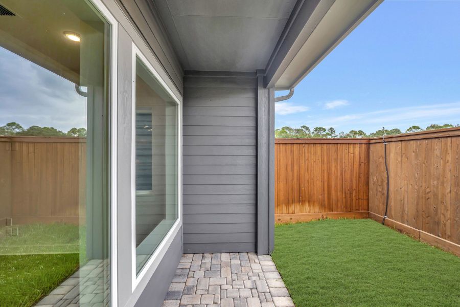 Exterior details and patio area of a home in Retreat at Oak Park, Houston (Image 3).