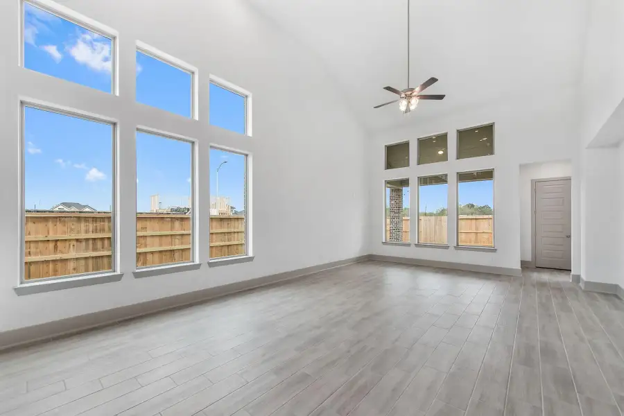 Spacious, unfurnished interior of a new home in Cross Creek West, Fulshear (Image 19).