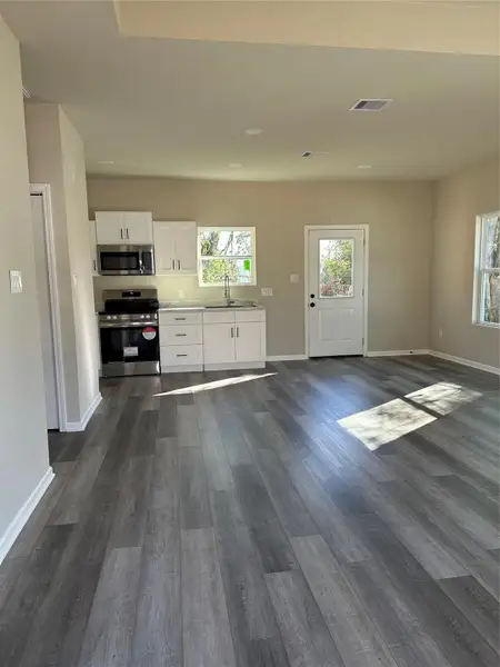 Spacious, unfurnished interior of a new home in , Beaumont (Image 5).