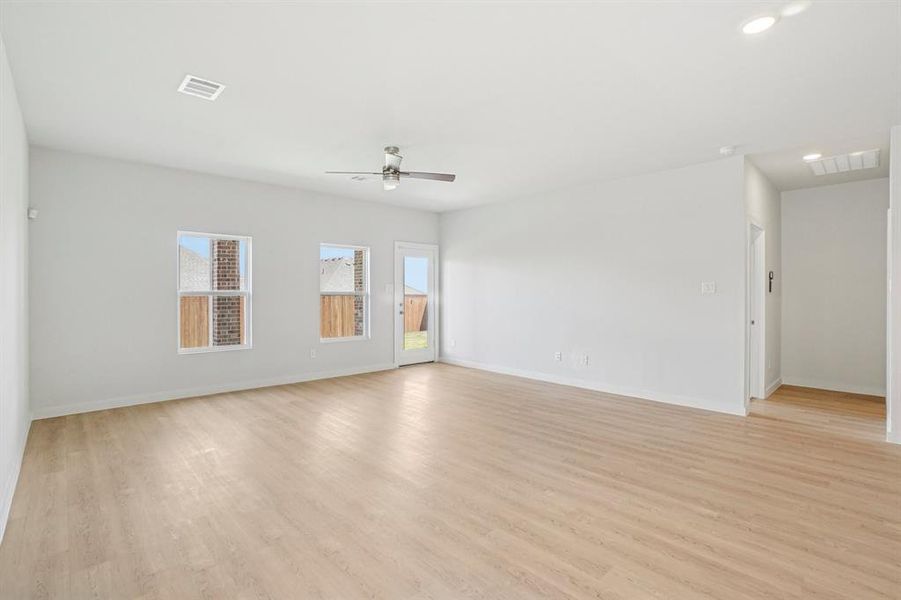Spacious, unfurnished interior of a new home in Lone Oak, Alvarado (Image 21).