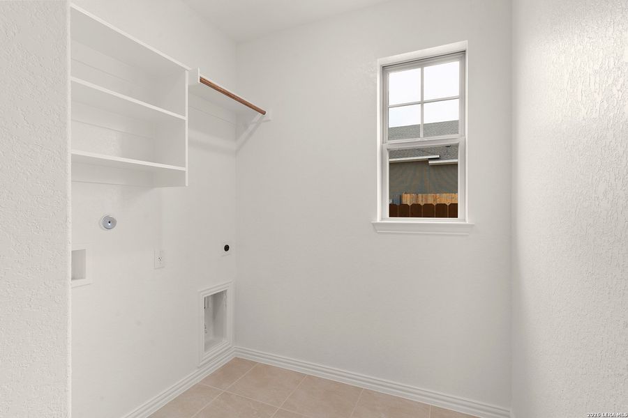 Spacious, unfurnished interior of a new home in Meyer Ranch - Enclave, New Braunfels (Image 12).