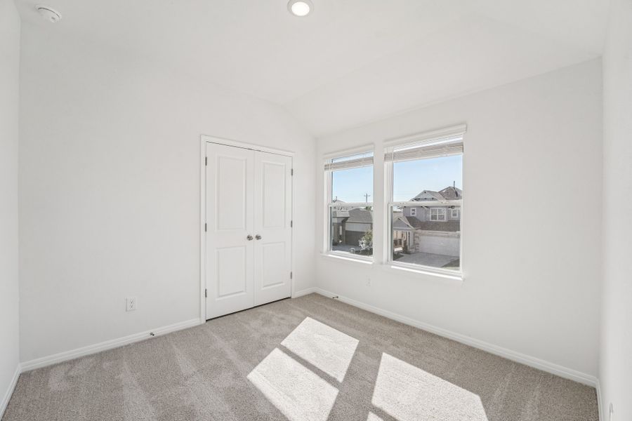 Spacious, unfurnished interior of a new home in Porter Country, Buda (Image 22).