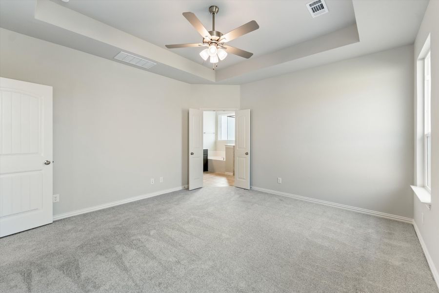 Spacious, unfurnished interior of a new home in Waterford Park, Weatherford (Image 19).