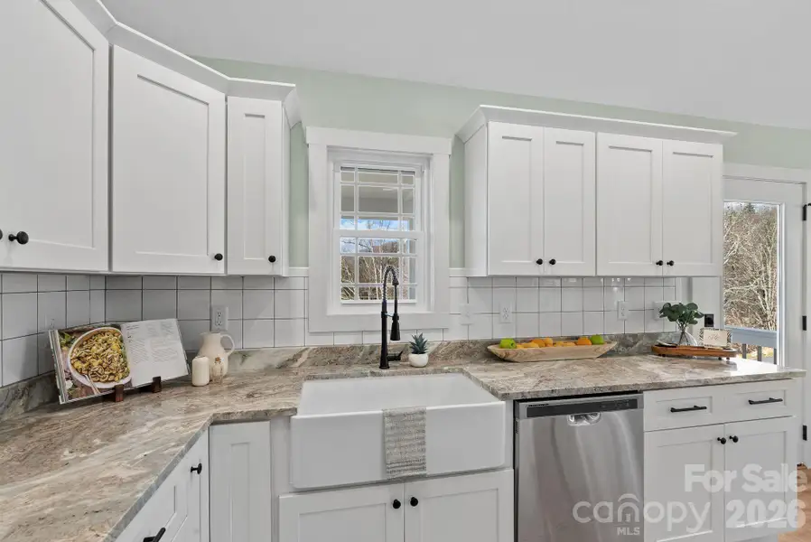 Spacious Kitchen and tiled backsplash