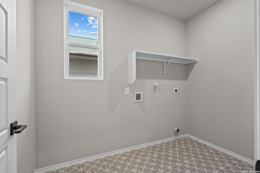 Spacious, unfurnished interior of a new home in Royal Crest, San Antonio (Image 30).