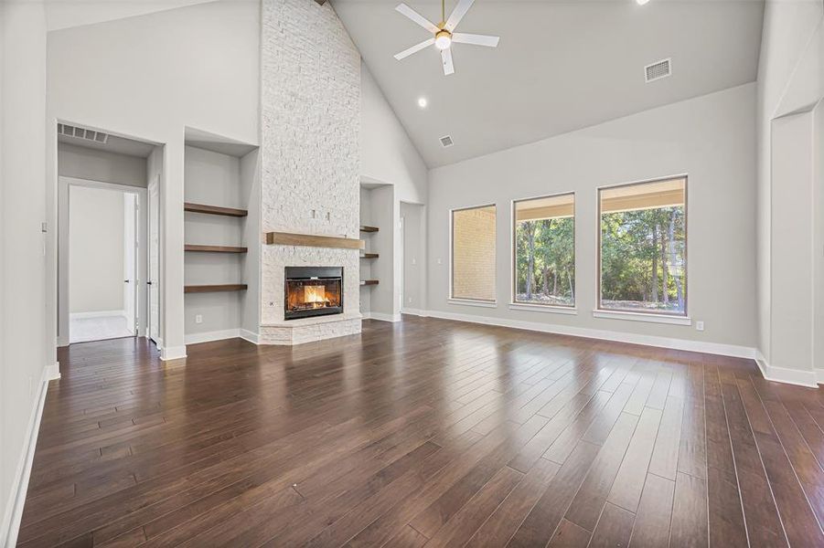 Spacious, unfurnished interior of a new home in Waterfall Ranch - 1 Acre Lots, Waxahachie (Image 25). Spacious, unfurnished interior of a new home in Waterfall Ranch - 1 Acre Lots, Waxahachie (Image 25).