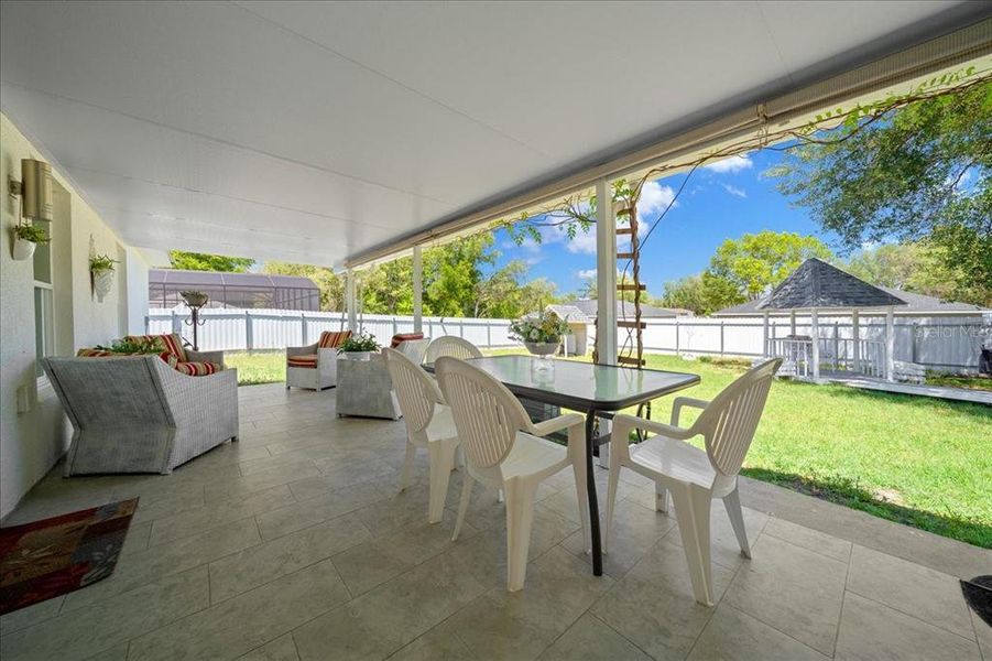 Exterior details and patio area of a home in , Dunnellon (Image 32).