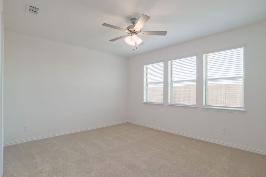 Spacious, unfurnished interior of a new home in Saratoga, Aubrey (Image 34).