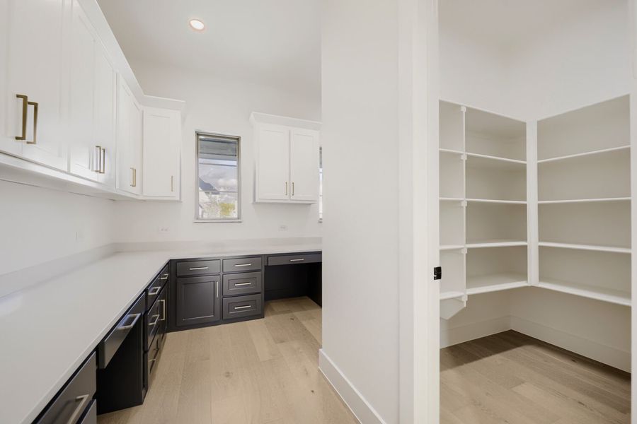 1317 Naples - Pantry