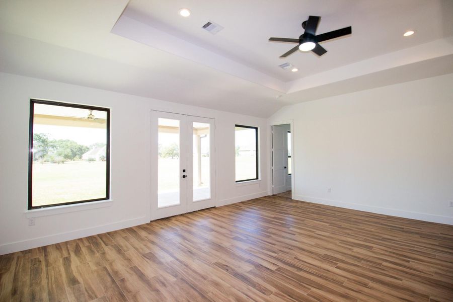 Spacious, unfurnished interior of a new home in , Hempstead (Image 21).