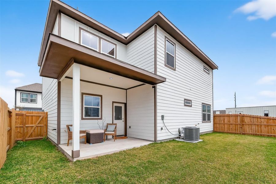 Exterior details and patio area of a home in Metro Village, Houston (Image 28).