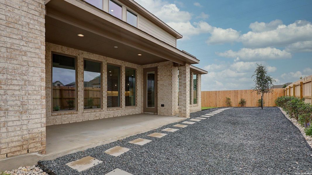 Exterior details and patio area of a home in Haby Hill, San Antonio (Image 3).
