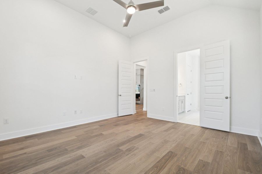 Spacious, unfurnished interior of a new home in Persimmon, Buda (Image 36).