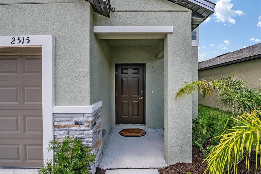 Exterior details and patio area of a home in Park East, Plant City (Image 3).