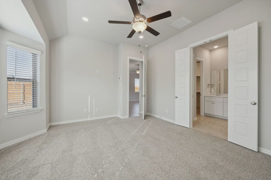Spacious, unfurnished interior of a new home in Summer Crest, Fort Worth (Image 18).